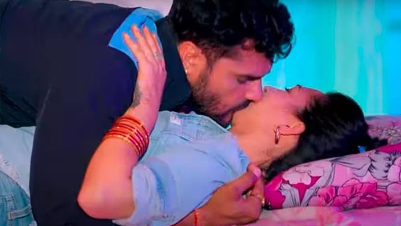 खेसारी लाल यादव ने सपना चौहान को किया किस खेसारी लाल यादव ने सपना चौहान को किया किस