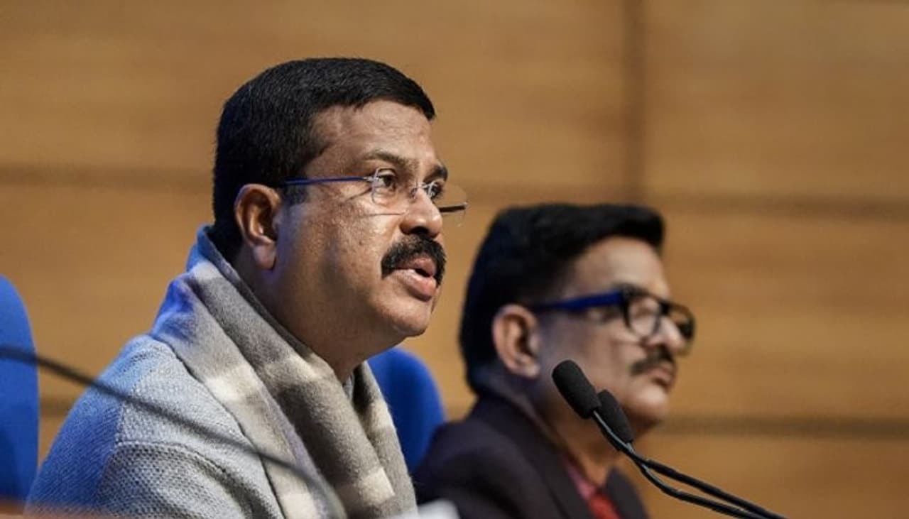 மத்திய பாஜக அரசை கண்டிக்கக் கூட துப்பில்லாமல் ஒளிந்திருக்கும் பதுங்குக்குழி பழனிசாமி எங்கே? செந்தில் பாலாஜி!