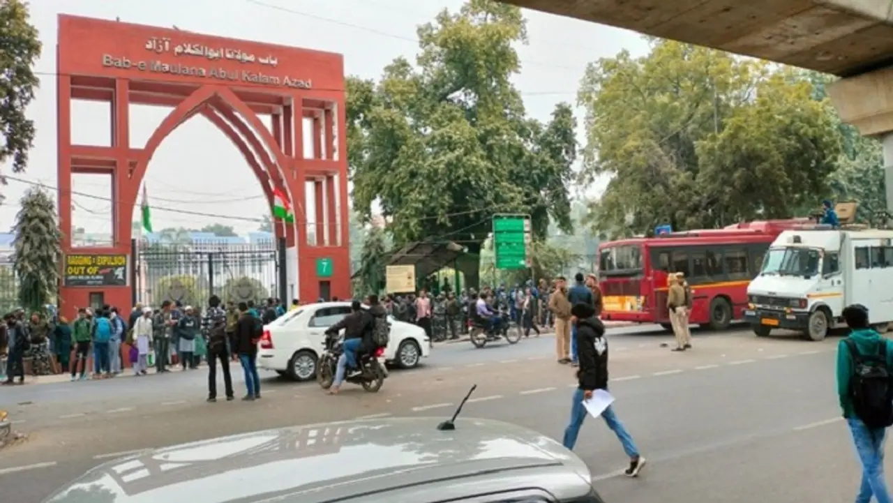 ओखला पुलिस ने बुधवार को कई स्टूडेंट्स को लिया हिरासत में... ओखला पुलिस ने बुधवार को कई स्टूडेंट्स को लिया हिरासत में...