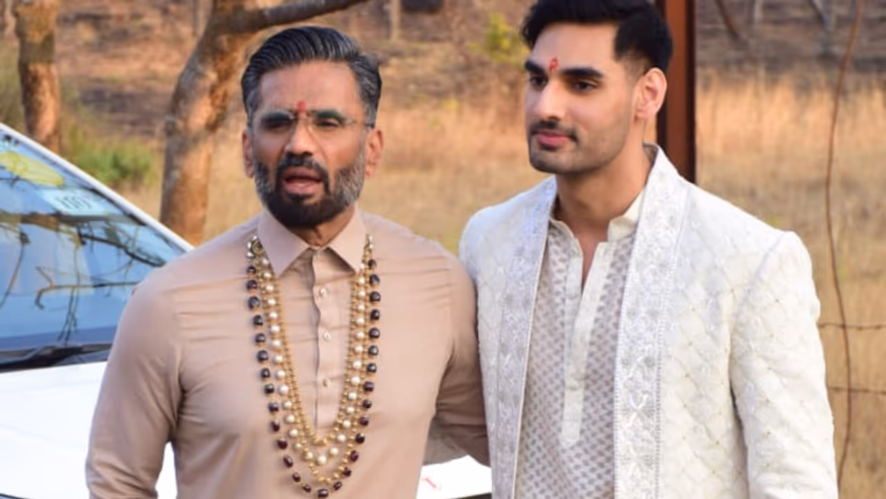 सुनील शेट्टीची 'हि' अभिनेत्री होणार सून, आहान शेट्टी डेट करत असलेली मुलगी पाहून काढाल दृष्ट सुनील शेट्टीची 'हि' अभिनेत्री होणार सून, आहान शेट्टी डेट करत असलेली मुलगी पाहून काढाल दृष्ट