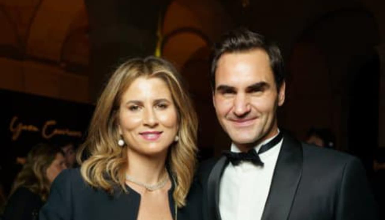 প্যারিস ফ্যাশন উইক মাতিয়ে দিলেন প্রাক্তন টেনিস তারকা রজার ফেডেরার ও তাঁর স্ত্রী মিরকা