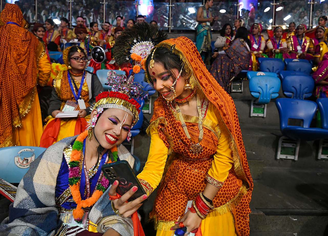 परंपरागत ड्रेस में पहुंचे बच्चे परंपरागत ड्रेस में पहुंचे बच्चे