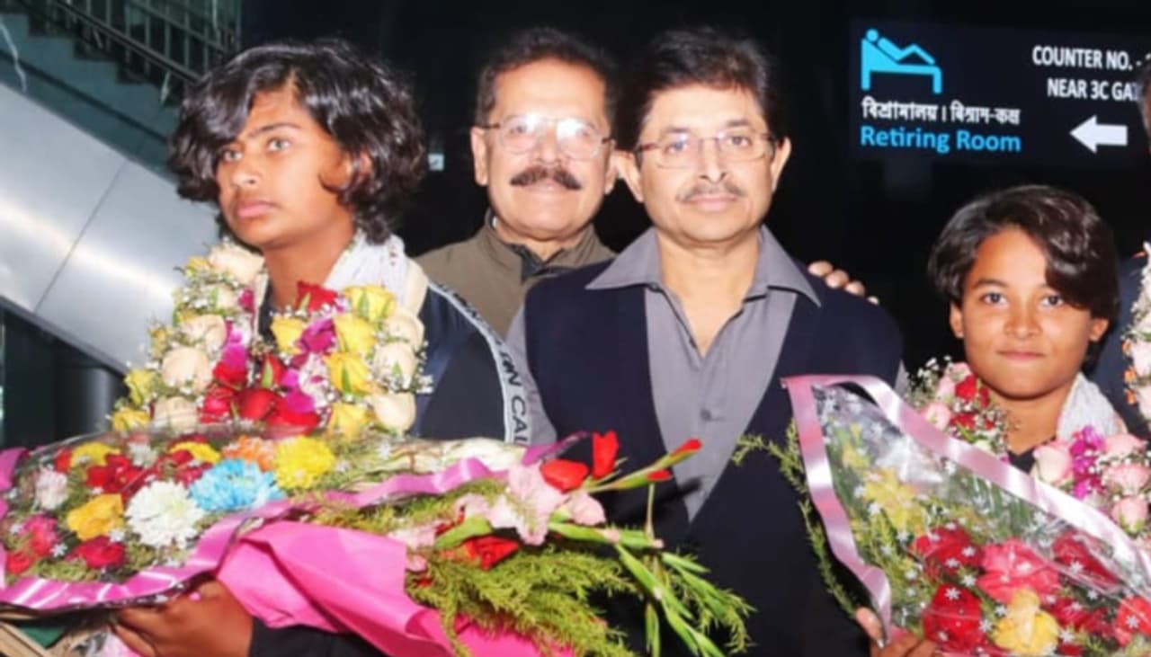 টি ২০ বিশ্বকাপ চ্যাম্পিয়ন হয়ে বাড়ি ফিরলেন তিতাস সাধু, হৃষিতা বসু