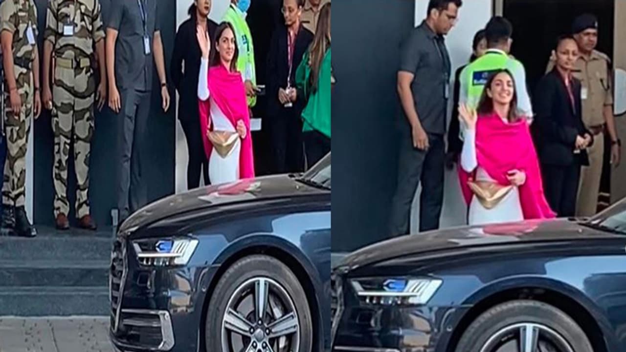 मुंबई एयरपोर्ट पर कियारा ने दी क्यूट स्माइल मुंबई एयरपोर्ट पर कियारा ने दी क्यूट स्माइल