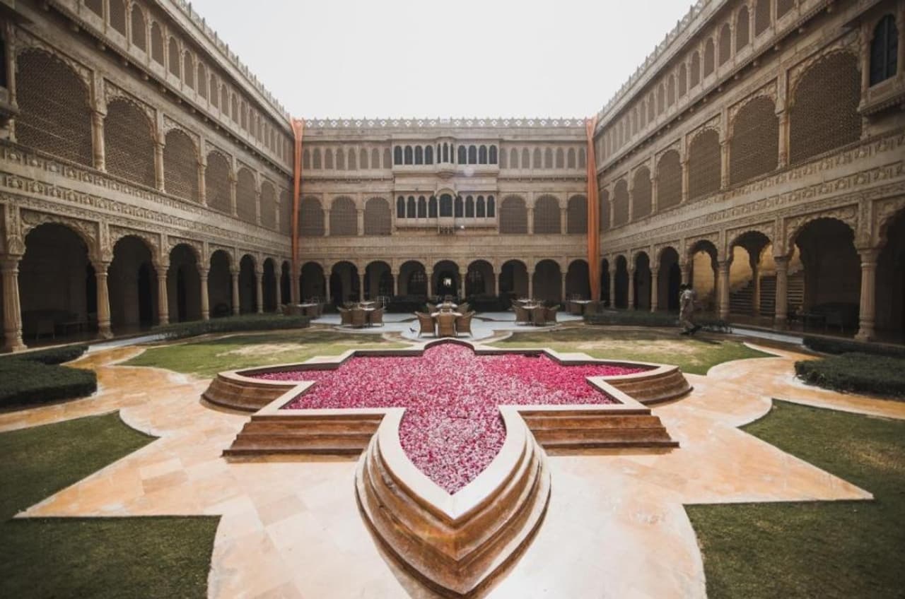 सूर्यगढ़ पैलेस में लेंगे 7 फेरे