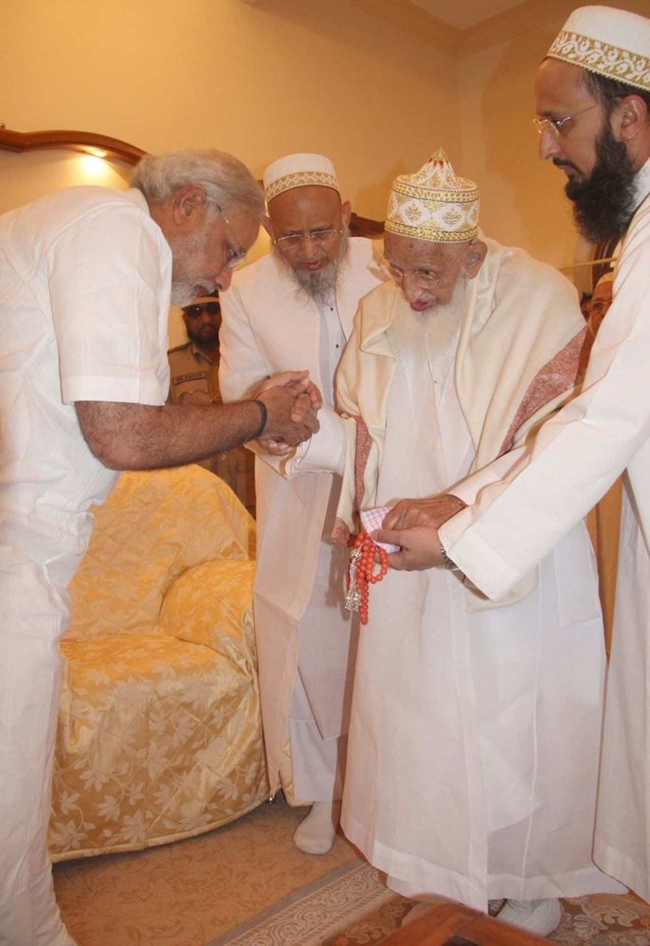 பிரதமர் மோடியும் தாவுதி போரா முஸ்லிம் சமூகத்தினரும் பிரதமர் மோடியும் தாவுதி போரா முஸ்லிம் சமூகத்தினரும்