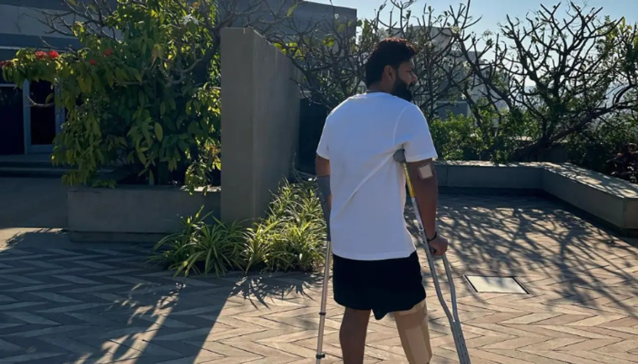 হাসপাতাল থেকে ছাড়া পাওয়ার পর বাড়ি ফিরে ক্রাচ নিয়ে হাঁটছেন ঋষভ পন্থ