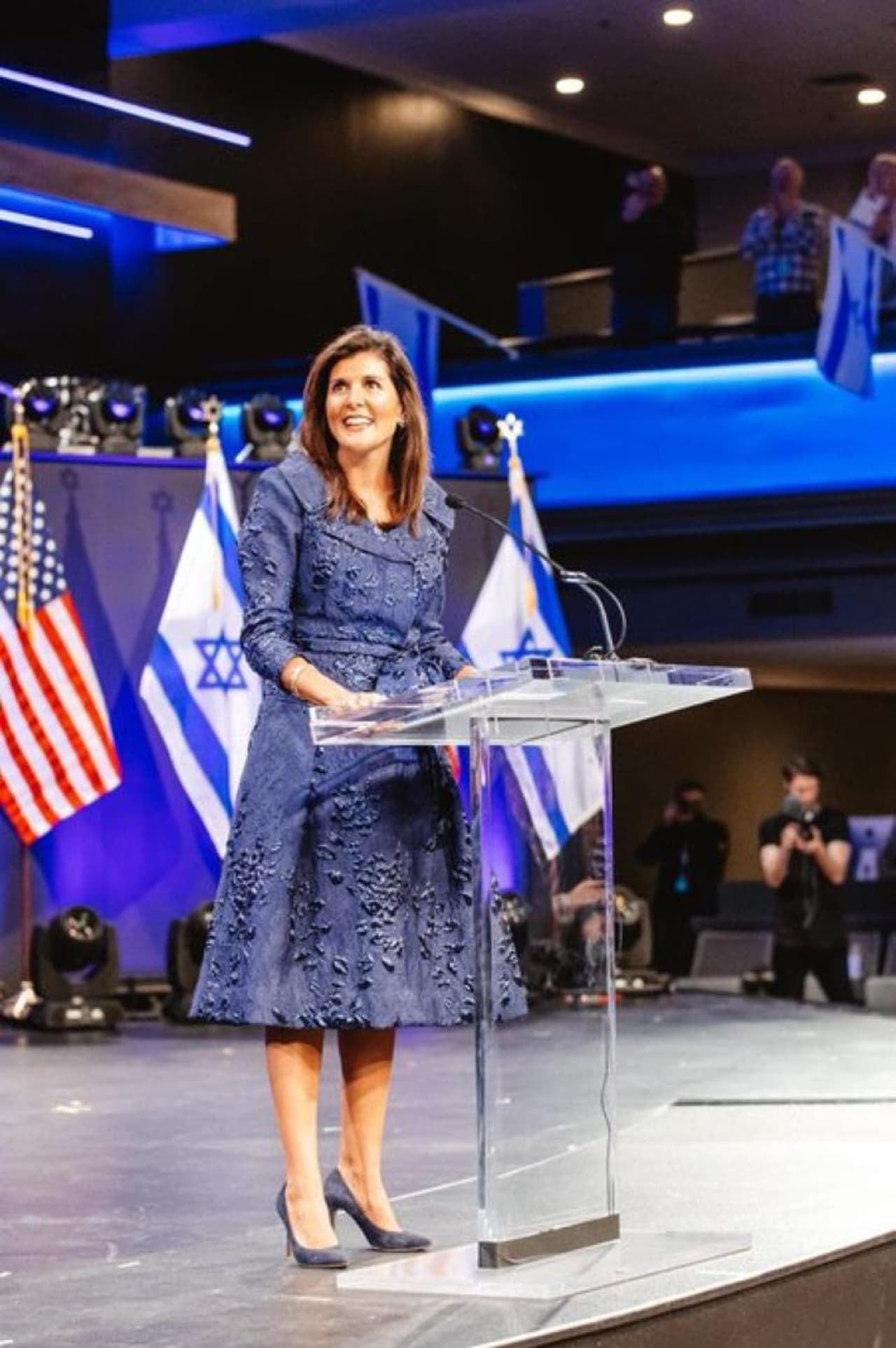 प्रसिद्ध लेखिका ने की निक्की हेली पर नस्लभेदी कमेंट प्रसिद्ध लेखिका ने की निक्की हेली पर नस्लभेदी कमेंट