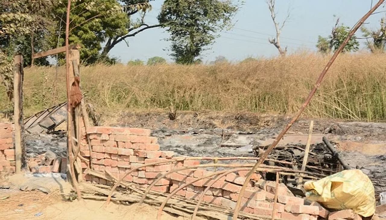 कई सवालों के घेरे में झोपड़ी का गिराना कई सवालों के घेरे में झोपड़ी का गिराना