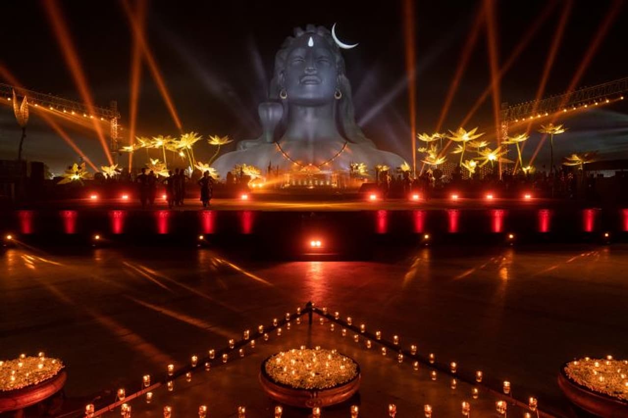 दूसरे दिन सुबह छह बजे तक चली आध्यात्मिक यात्रा