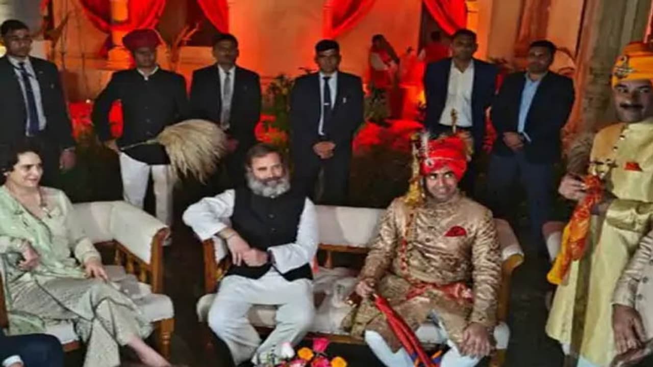 शादी में दूल्हे अविजित के साथ बैठे राहुल गांधी और प्रियंका गांधी, साथ खड़े पूर्व केंद्रीय मंत्री जितेंद्र सिंह। 