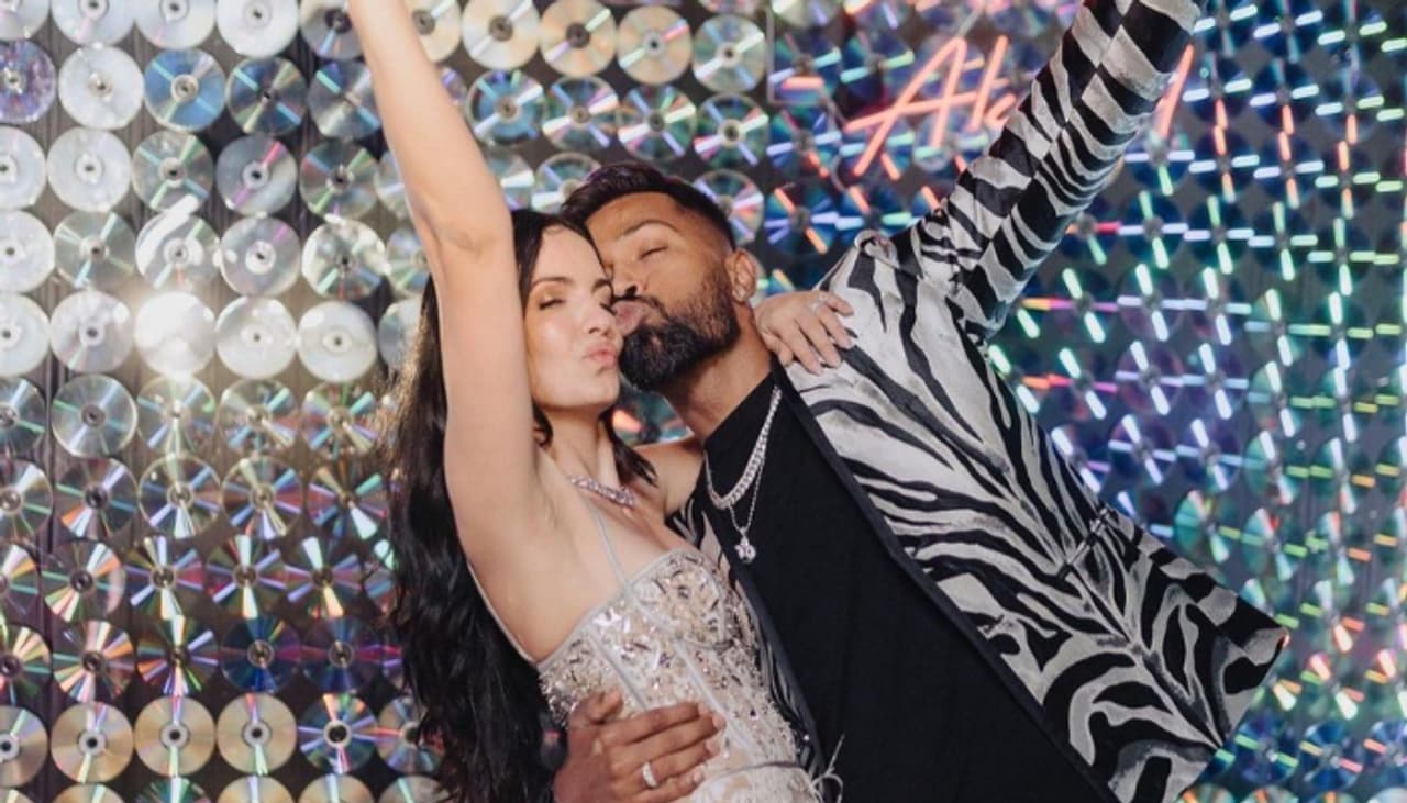 গালা রিসেপশনে স্ত্রী নাতাসা স্ট্যানকোভিচের সঙ্গে নেচে উঠলেন হার্দিক পান্ডিয়া