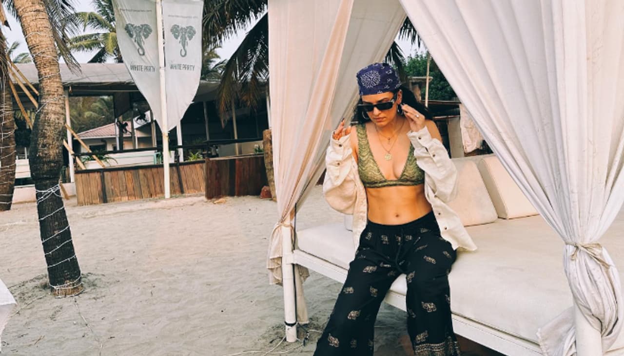 হার্দিক পান্ডিয়া যখন অস্ট্রেলিয়ার বিরুদ্ধে ওডিআই সিরিজে খেলার প্রস্তুতি নিচ্ছেন, তখন সমুদ্রতীরে ছুটি কাটাচ্ছেন তাঁর স্ত্রী