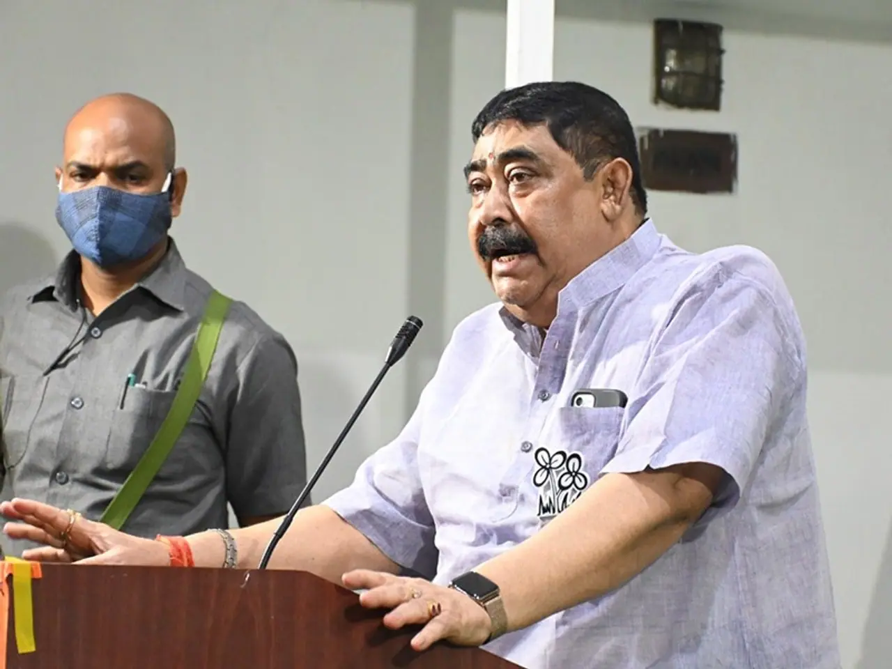 দলের মধ্যেই চাপে অনুব্রত মণ্ডল! দলের মধ্যেই চাপে অনুব্রত মণ্ডল!