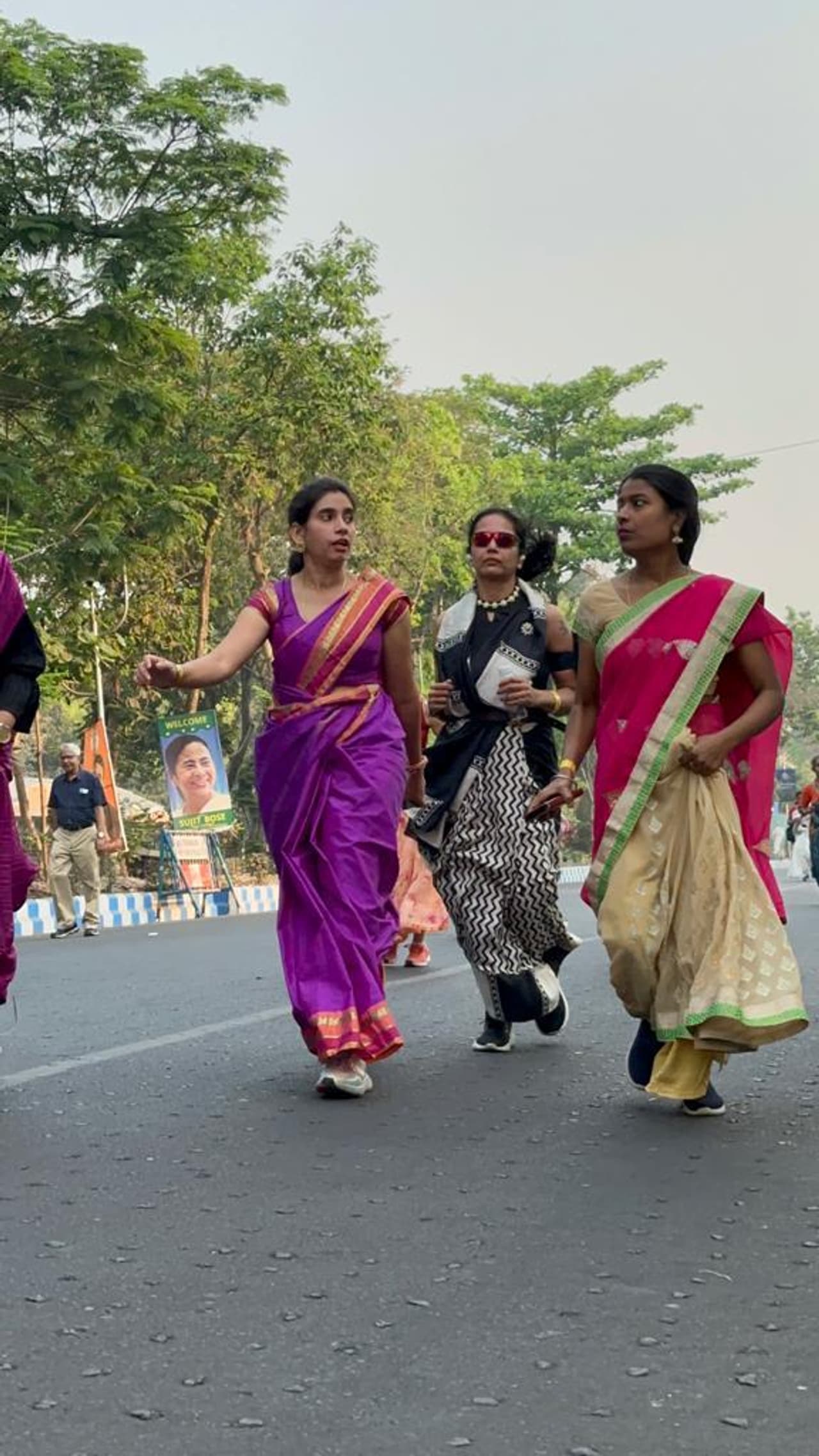  শাড়িতেও ফিট নারী 