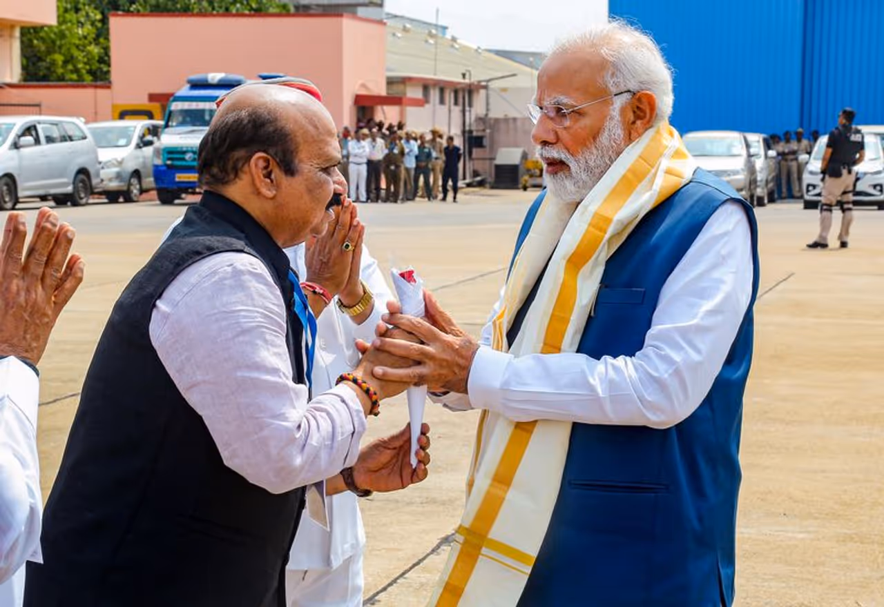 Image: Prime Minister Narendra Modi being welcomed by Karnataka Chief Minister Basavraj Bommai at the HAL Airport in Bengaluru,Saturday, March. 25, 2023. Photograph: PTI Photo