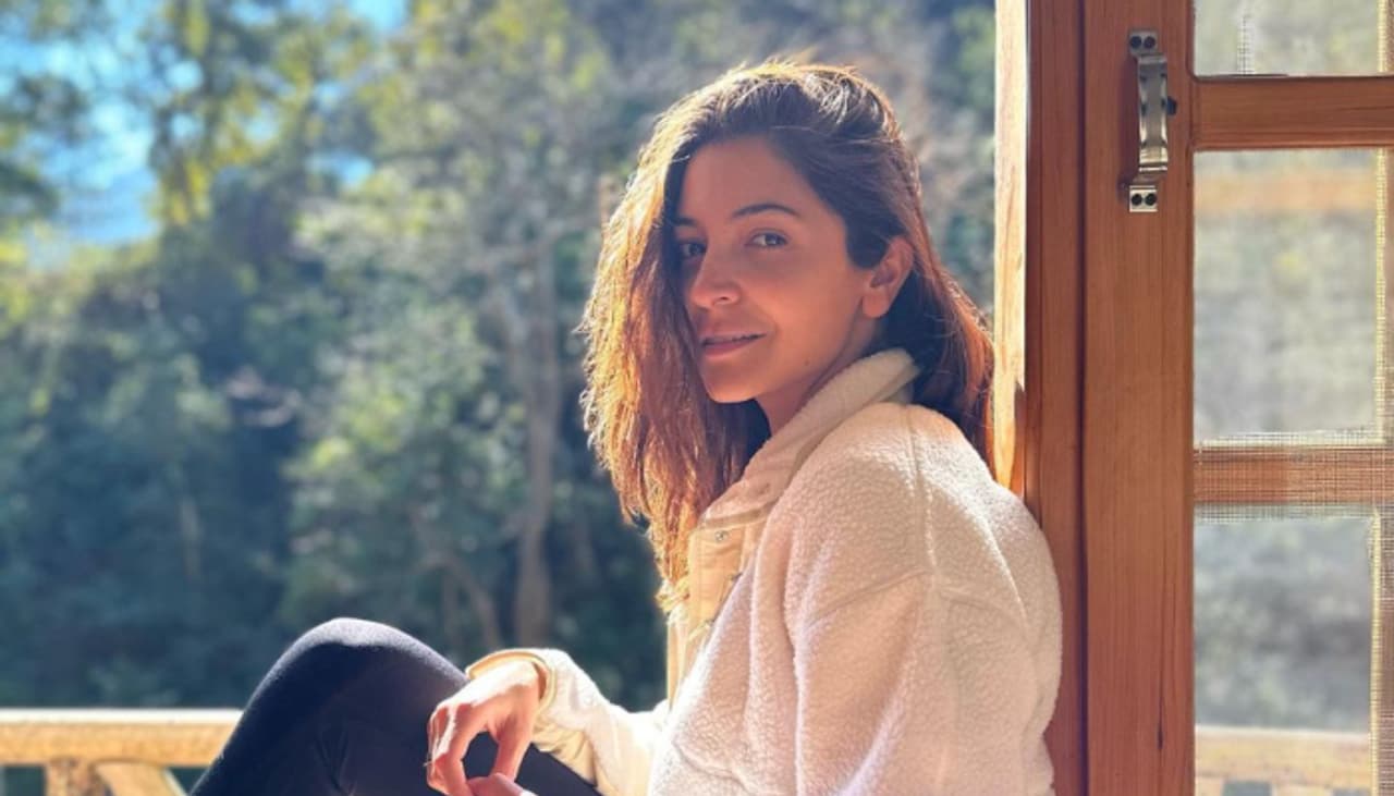 আইপিএল এ যে ক্রিকেটাররা খেলছেন তাঁদের মধ্যে অন্যতম গ্ল্যামারাস বিরাট কোহলির স্ত্রী অনুষ্কা শর্মা