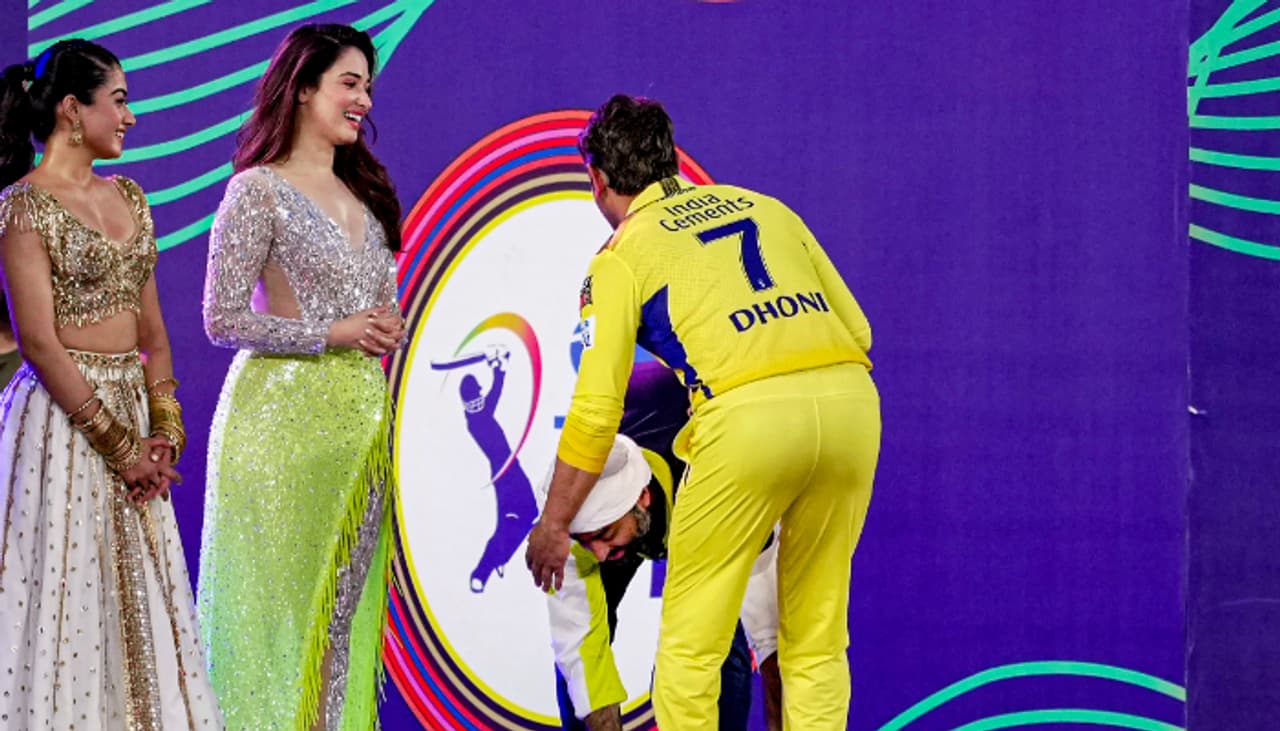 আইপিএল এর উদ্বোধনী অনুষ্ঠানে মহেন্দ্র সিং ধোনিকে প্রণাম অরিজিৎ সিংয়ের