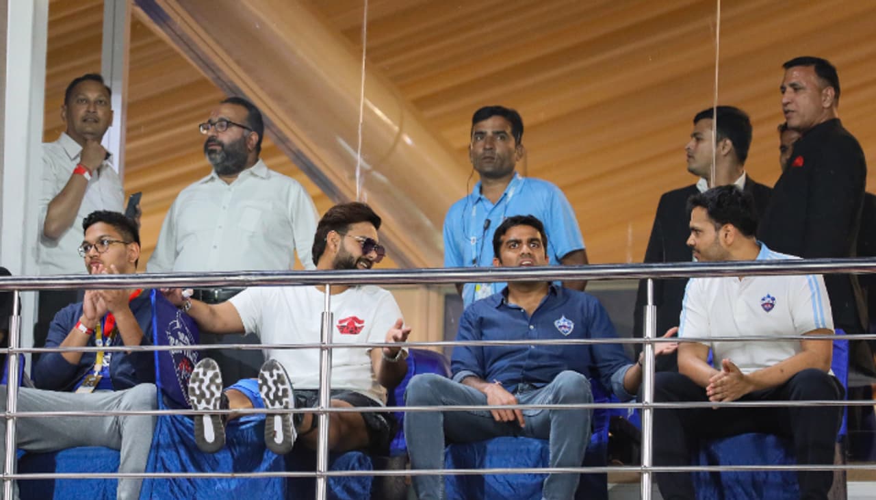 পায়ে মোটা ব্যান্ডেজ, গ্যালারিতে বসে দিল্লি ক্যাপিটালসের হার দেখলেন ঋষভ পন্থ