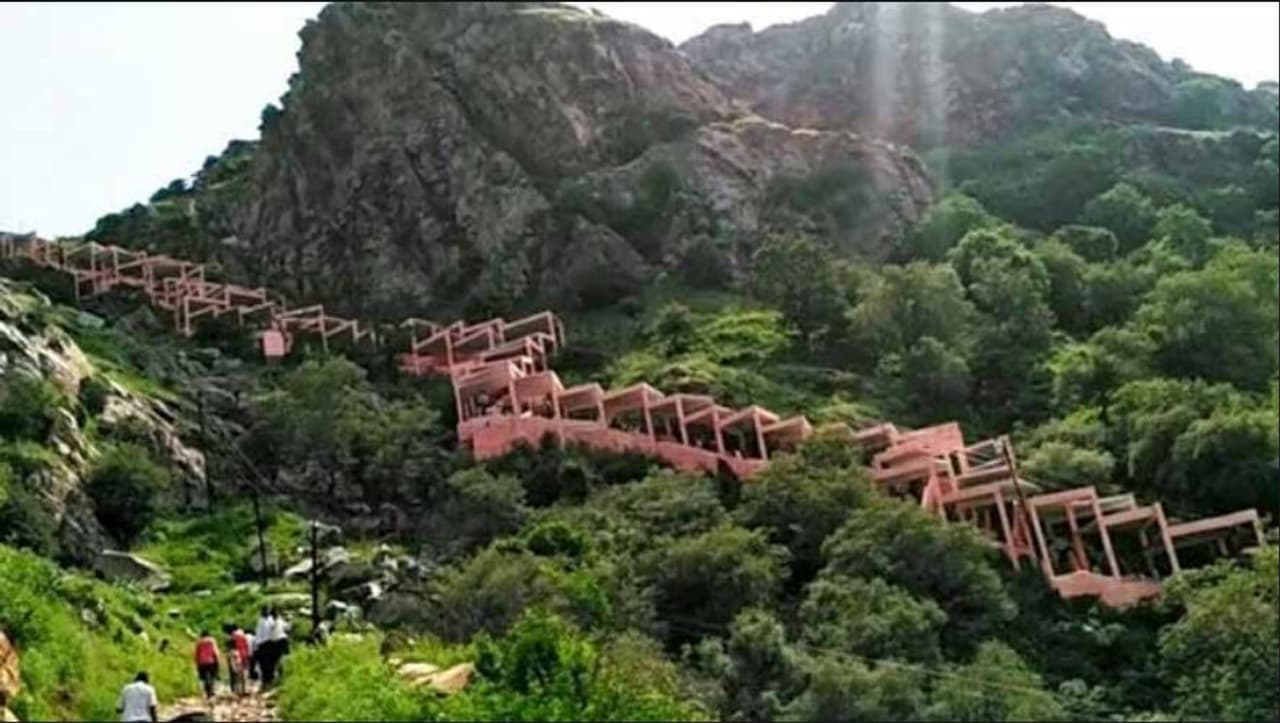 सबसे पहले बात जयपुर के पास सामोद बालाजी की