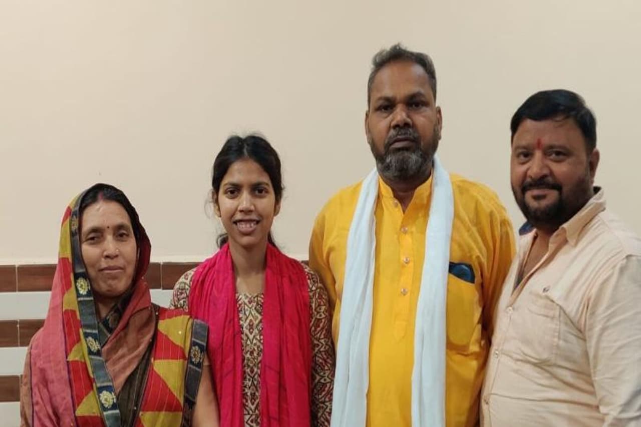 दिव्या सिकरवार, आगरा (1st रैंक) दिव्या सिकरवार, आगरा (1st रैंक)