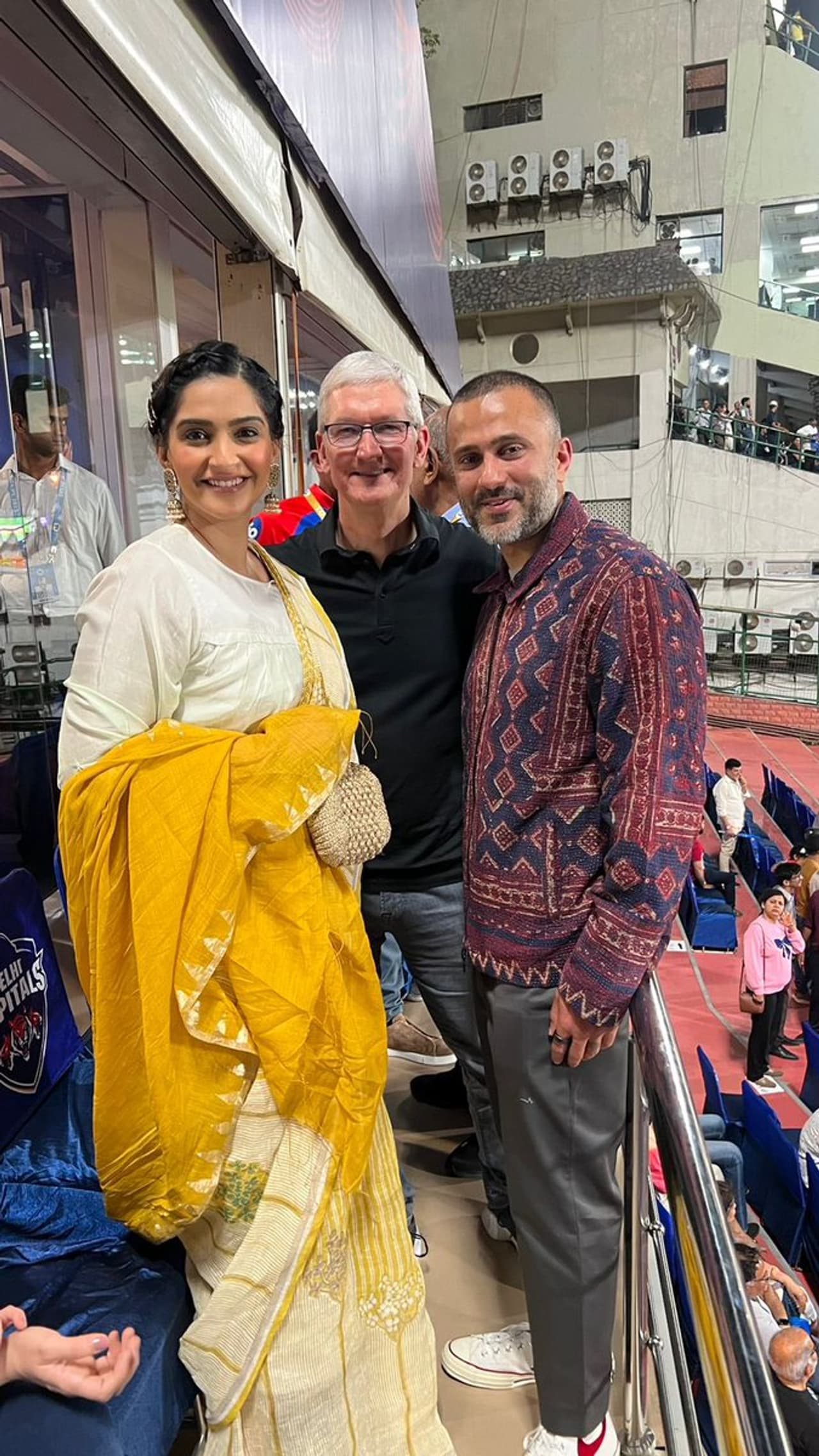 सोनम के साथ उनके पति भी आए नजर