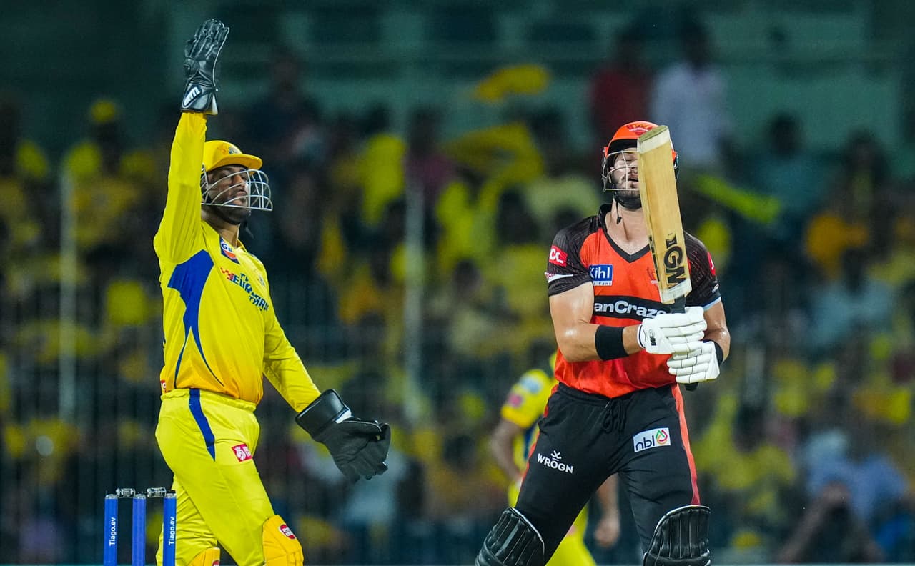 IPL 2023: पावर प्ले में चेन्नई सुपर किंग्स ने खूब लुटाए रन IPL 2023: पावर प्ले में चेन्नई सुपर किंग्स ने खूब लुटाए रन