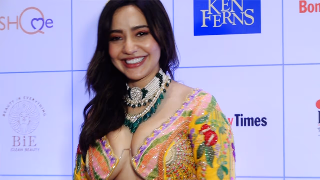 नेहा शर्मा वडिलांच्या प्रचारासाठी मैदानात, 'या' पार्टीचे सरकार स्थापन होणार असल्याचा केला दावा 