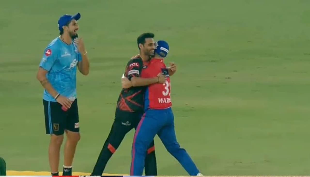 டேவிட் வார்னர் புவனேஷ்வர் குமார்