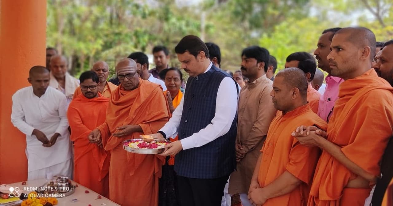 सिद्धेश्वर स्वामी आश्रम पहुंचे देवेंद्र फडनवीस सिद्धेश्वर स्वामी आश्रम पहुंचे देवेंद्र फडनवीस