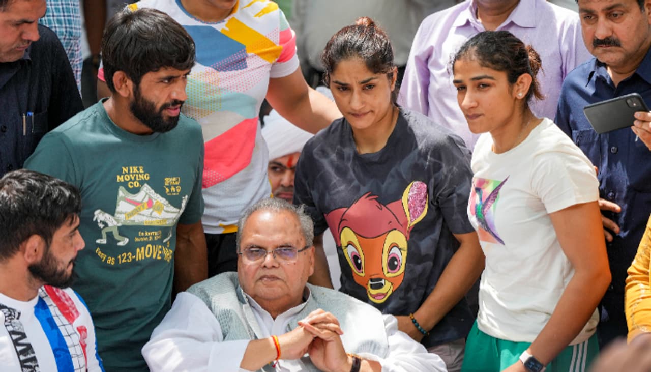 দিল্লির যন্তর মন্তরে অবস্থানরত কুস্তিগীরদের পাশে সত্যপাল মালিক