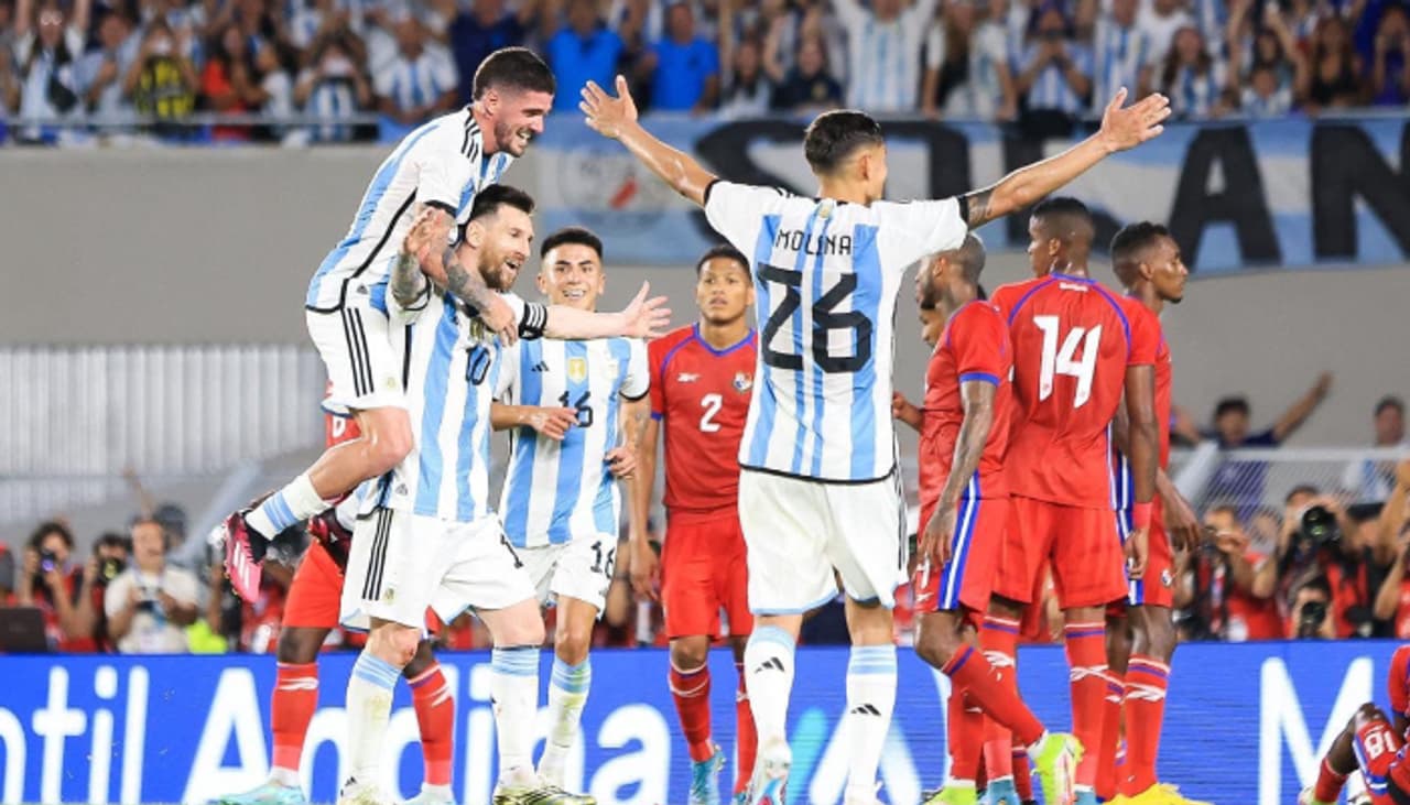 বিশ্বকাপই শুধু নয়, মোট ট্রফি জয়ের বিচারেও রোনাল্ডোর চেয়ে এগিয়ে মেসি