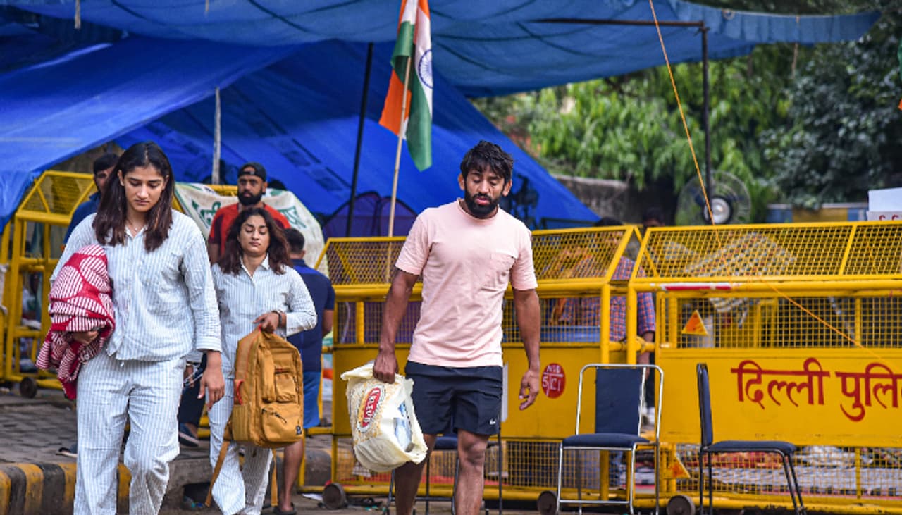 কুস্তিগীরদের আন্দোলনের পক্ষে ক্রিকেট মহল থেকে মুখ খুলেছেন শুধু কপিল