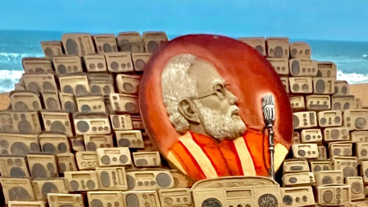 रेत पर रेडियो की कलात्मक कृतियां 