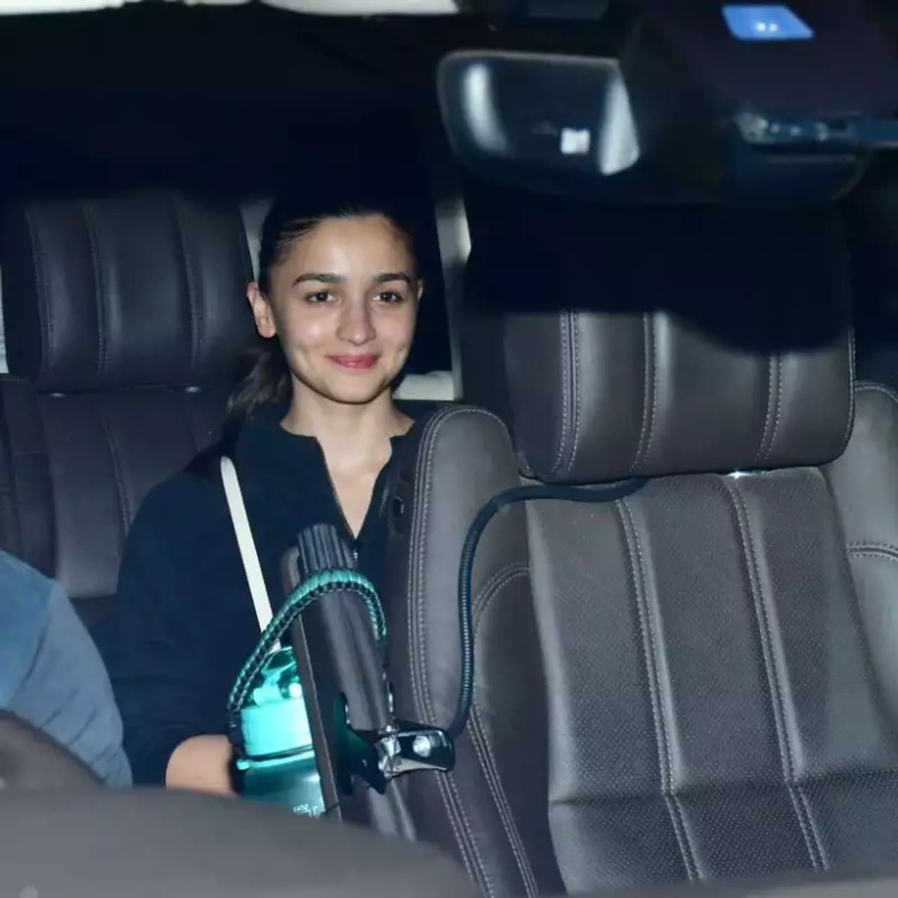 मुंबई एयरपोर्ट के बाहर दिखीं आलिया मुंबई एयरपोर्ट के बाहर दिखीं आलिया