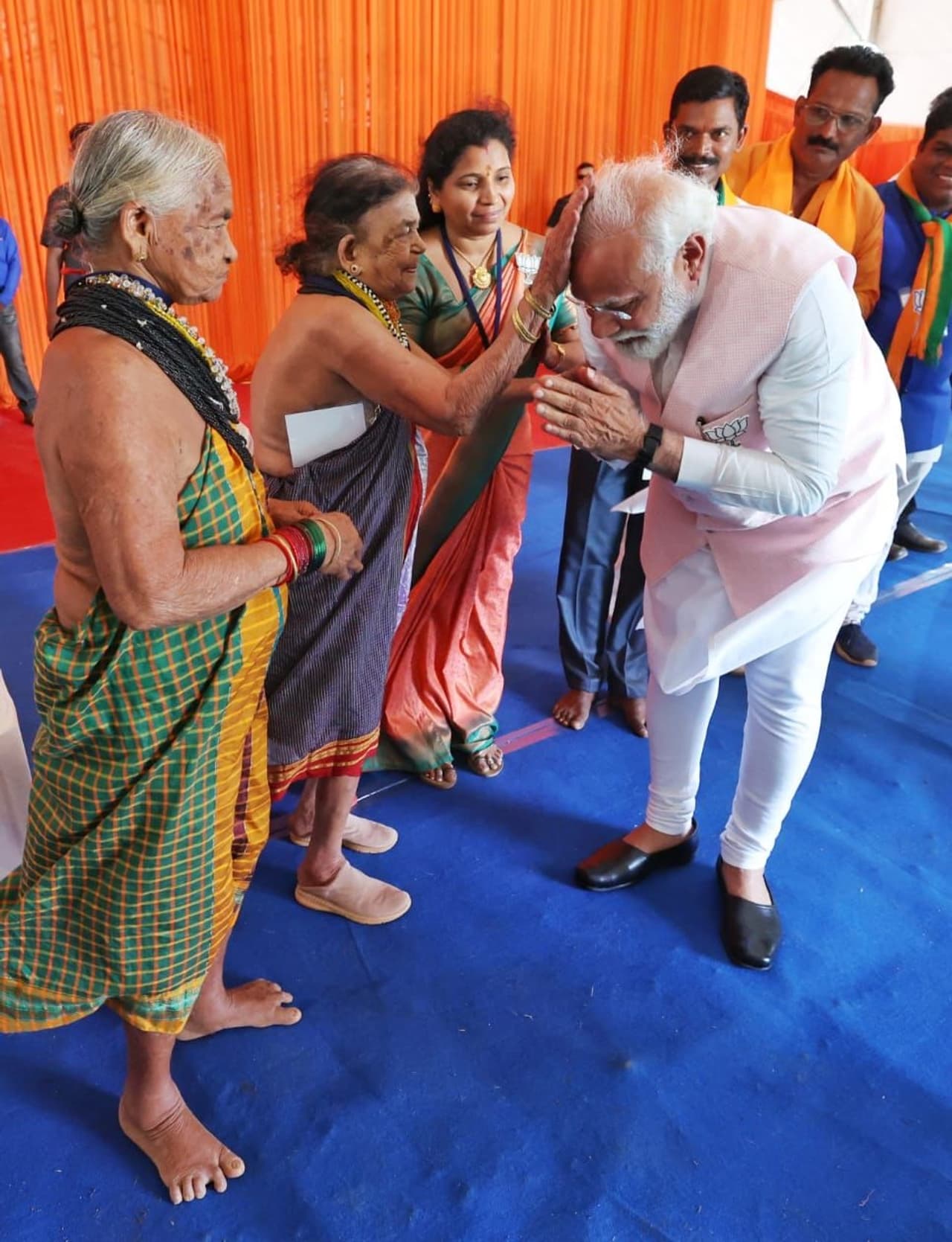 पीएम मोदी ने पद्म पुरस्कार विजेताओं से लिया आशीर्वाद पीएम मोदी ने पद्म पुरस्कार विजेताओं से लिया आशीर्वाद