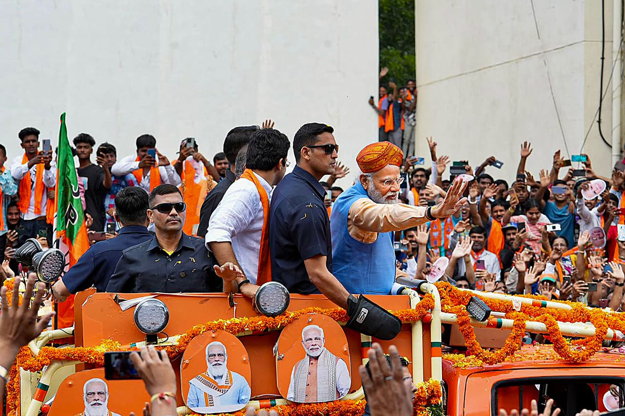 पीएम मोदी के रोड शो में उमड़ा जनसैलाब पीएम मोदी के रोड शो में उमड़ा जनसैलाब