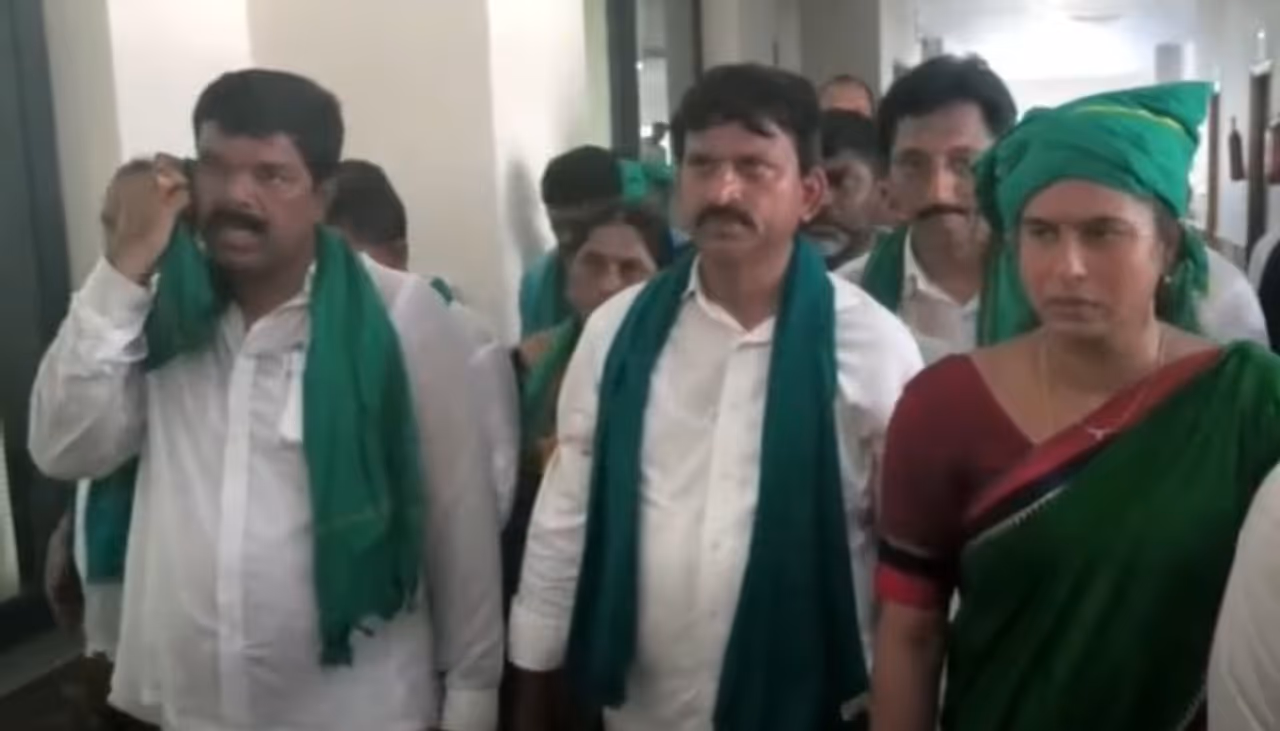 రేపు అనుచరులతో పొంగులేటి భేటీ: భవిష్యత్తు కార్యాచరణపై స్పష్టత రేపు అనుచరులతో పొంగులేటి భేటీ: భవిష్యత్తు కార్యాచరణపై స్పష్టత