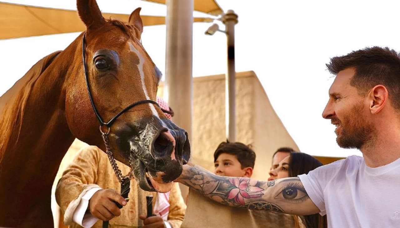 লিওনেল মেসিকে দলে নেওয়ার লড়াইয়ে এগিয়ে গেল সৌদি আরবের ক্লাব আল হিলাল লিওনেল মেসিকে দলে নেওয়ার লড়াইয়ে এগিয়ে গেল সৌদি আরবের ক্লাব আল হিলাল