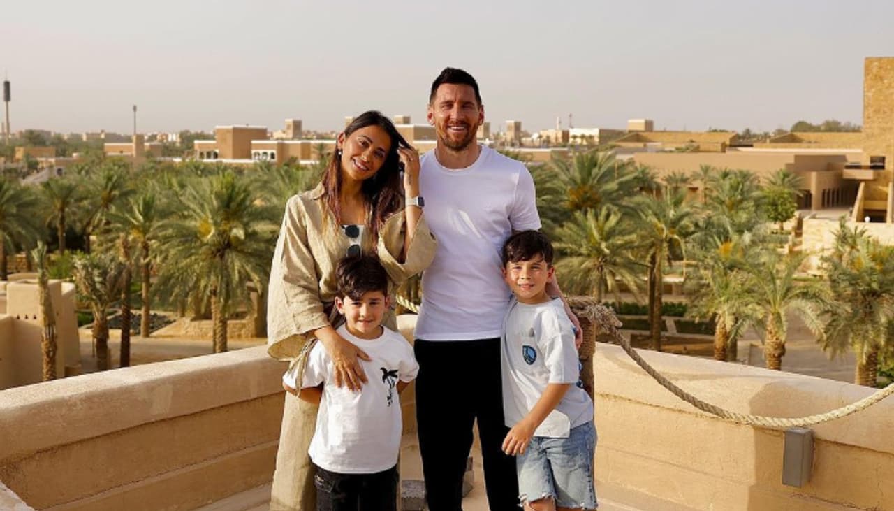 কেরিয়ারের শেষদিকে এসেও অর্থের পিছনে ছুটলেন না আর্জেন্টিনার অধিনায়ক লিওনেল মেসি