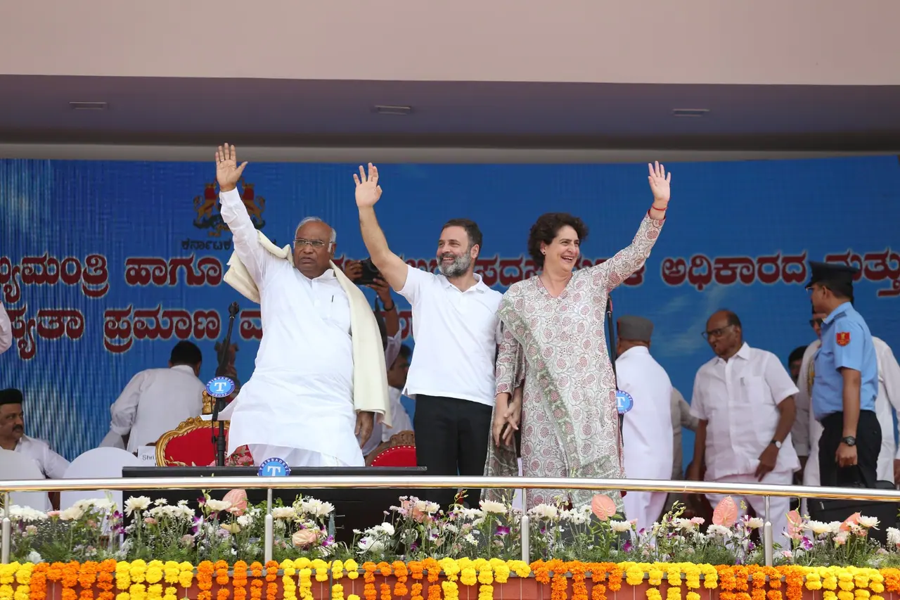 মধ্যমণি রাহুল গান্ধী মধ্যমণি রাহুল গান্ধী