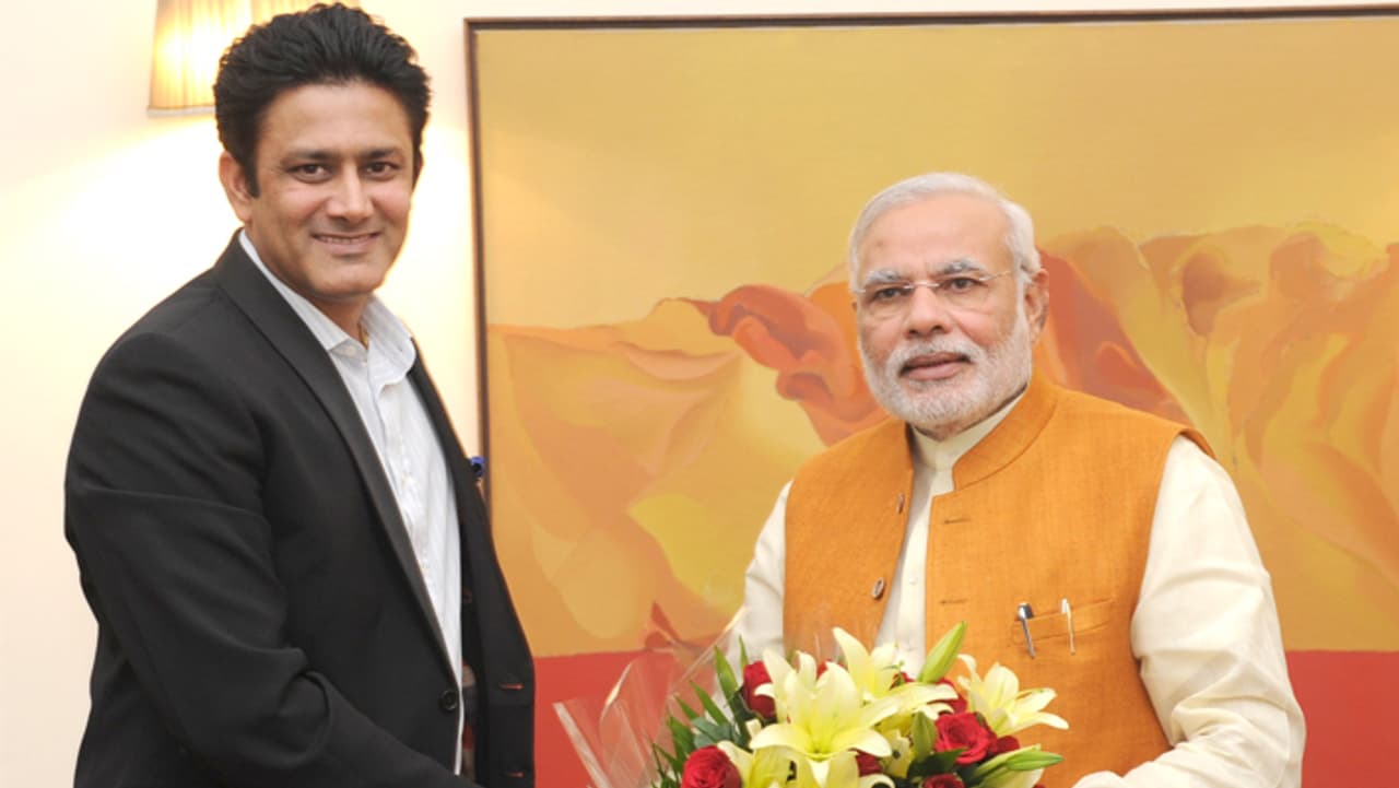 प्रधानमंत्री नरेंद्र मोदी और अनिल कुंबले प्रधानमंत्री नरेंद्र मोदी और अनिल कुंबले