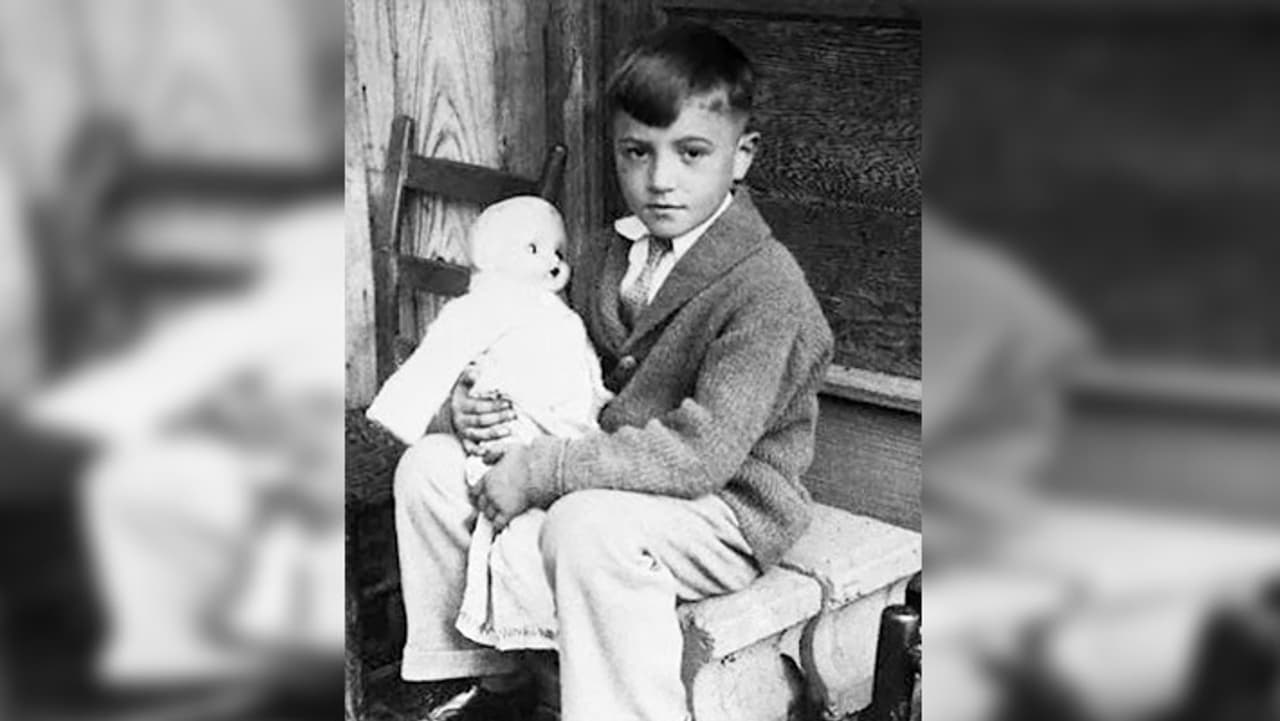 कार्ल न्यूट मेहन, उम्र 6 वर्ष कार्ल न्यूट मेहन, उम्र 6 वर्ष