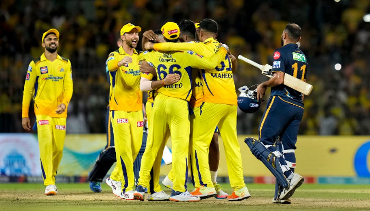 প্রথম কোয়ালিফায়ারে সহজেই গুজরাট টাইটানসকে হারিয়ে আইপিএল এর ফাইনালে পৌঁছে গিয়েছে চেন্নাই সুপার কিংস প্রথম কোয়ালিফায়ারে সহজেই গুজরাট টাইটানসকে হারিয়ে আইপিএল এর ফাইনালে পৌঁছে গিয়েছে চেন্নাই সুপার কিংস