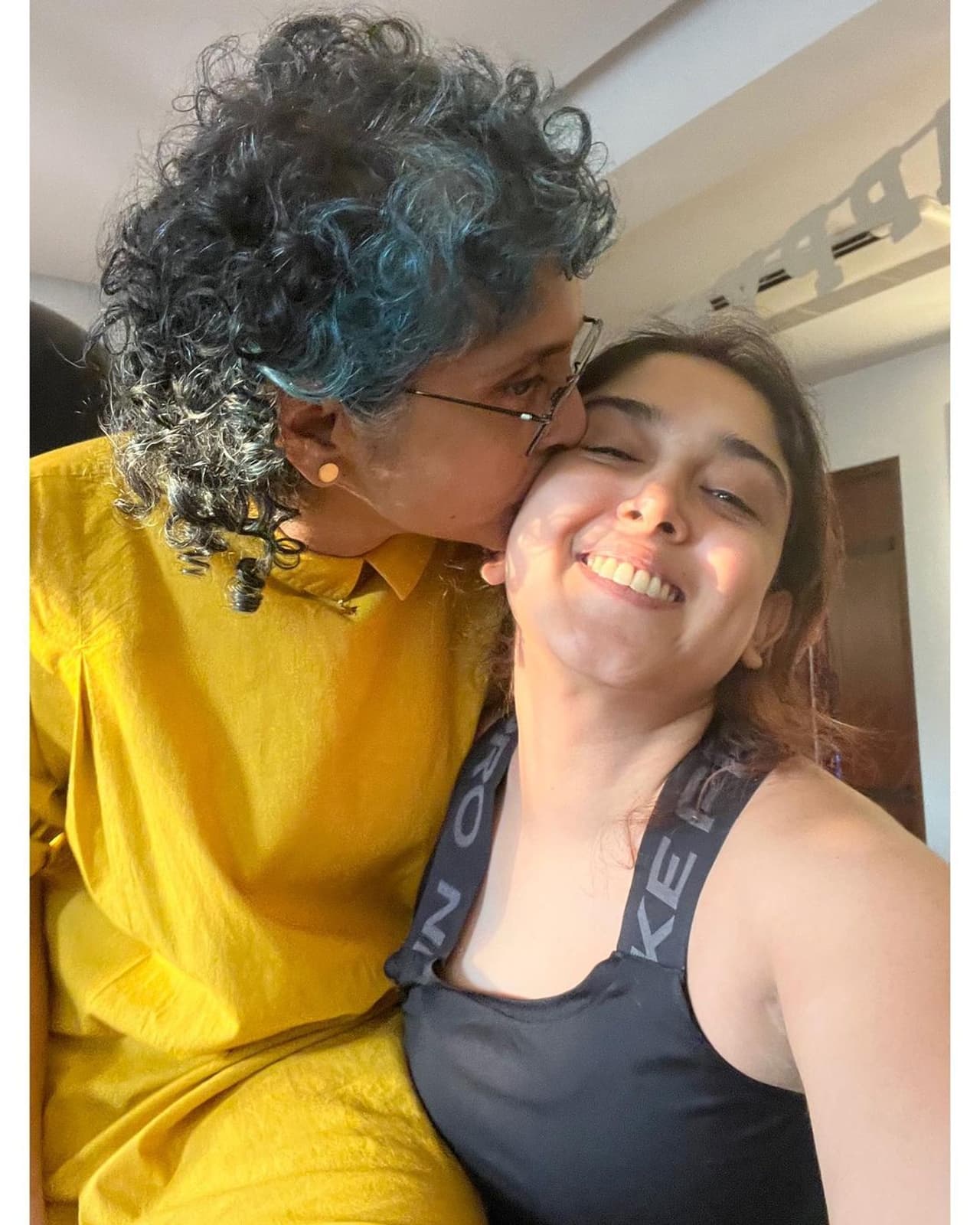 किरण राव ने किया आयरा को किस किरण राव ने किया आयरा को किस