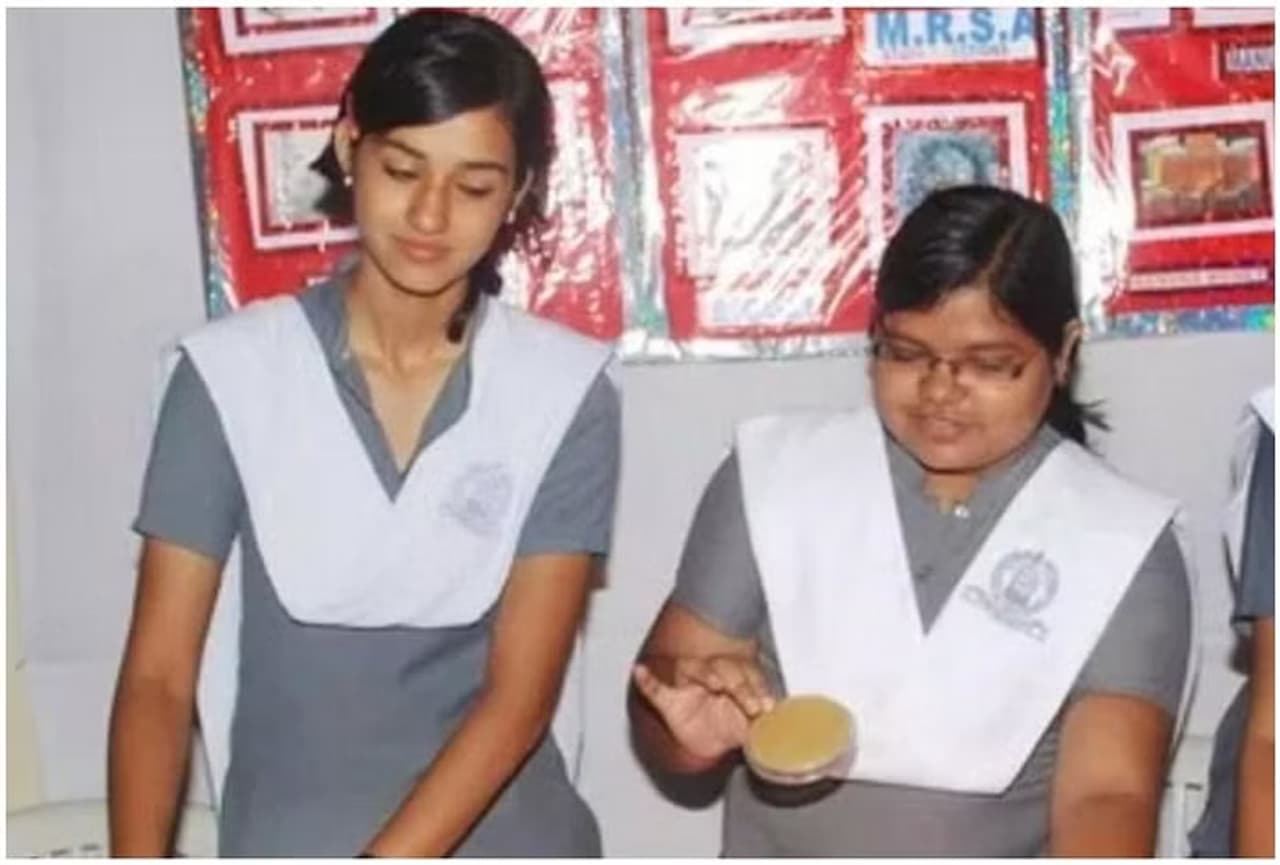 दिशा के स्कूल के दिनों की तस्वीर दिशा के स्कूल के दिनों की तस्वीर