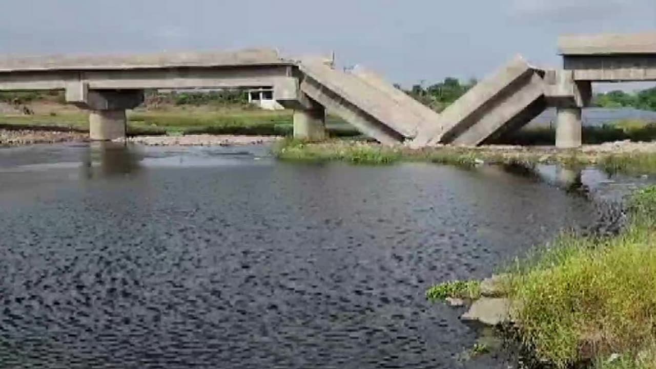 मिंधोला नदी पर बना पुल गिरा मिंधोला नदी पर बना पुल गिरा