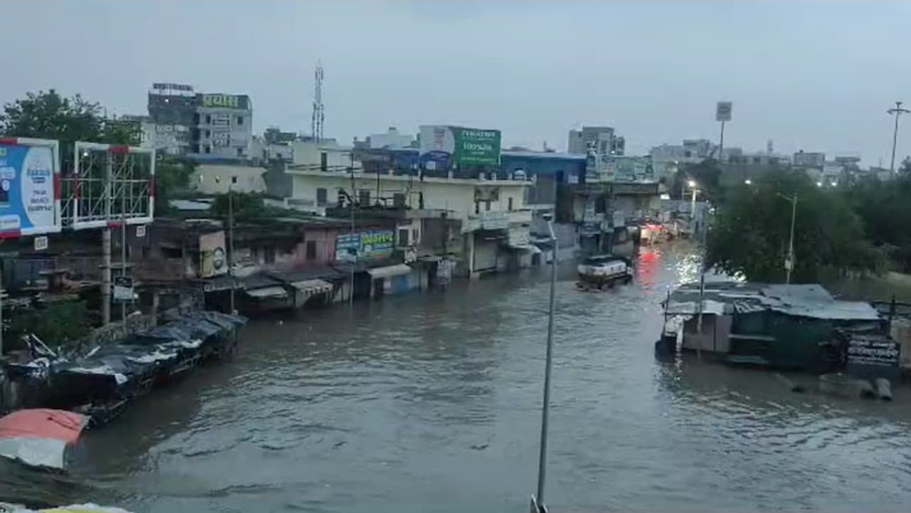 শুক্রবার থেকেই বদলে যাবে আবহাওয়া! শুক্রবার থেকেই বদলে যাবে আবহাওয়া!