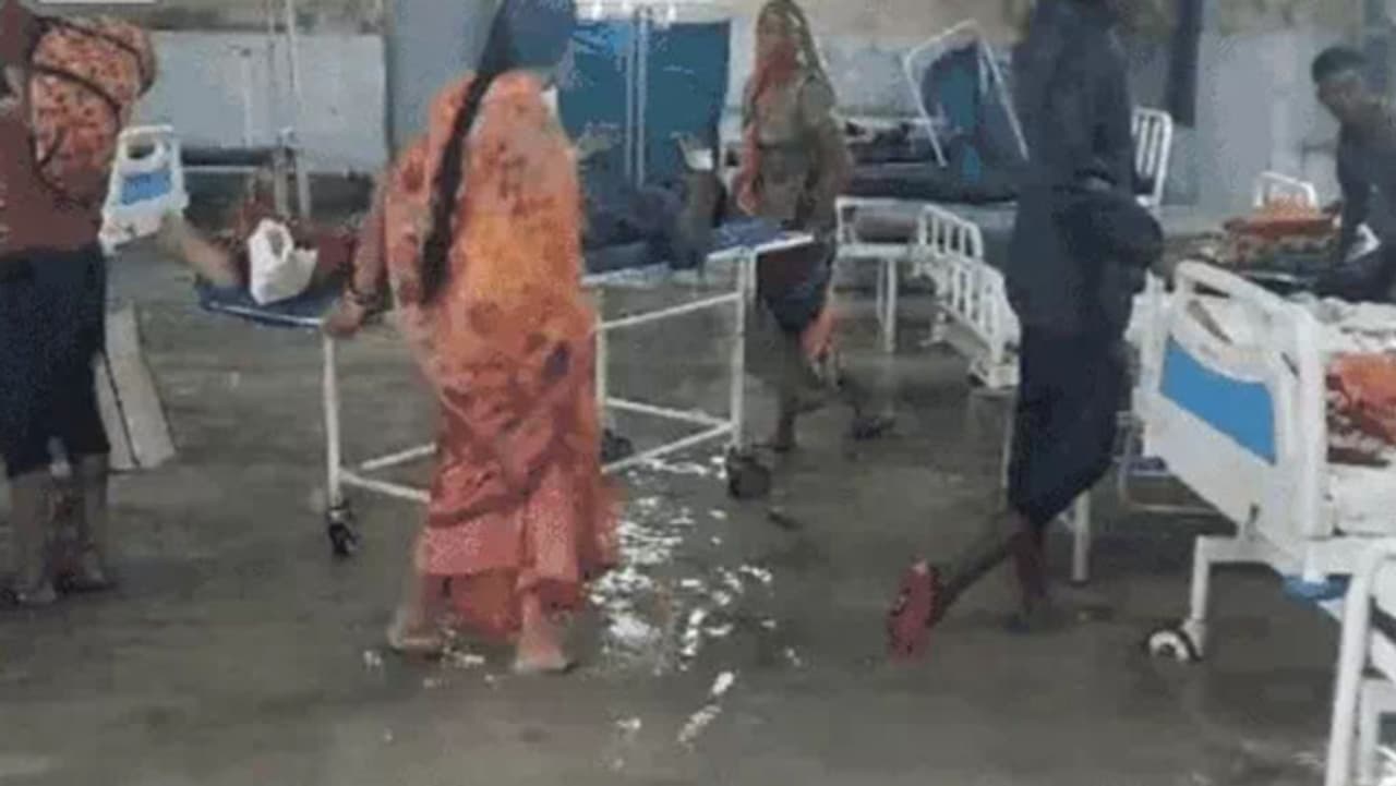 अजमेर के JLN अस्पताल में भरा पानी