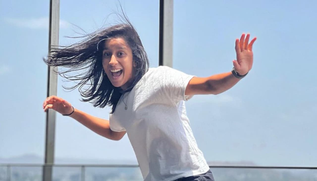 অর্জুন তেন্ডুলকরকের সঙ্গে ক্রিকেট খেলা শুরু, তারকা হয়ে উঠেছেন জেমাইমা রডরিগেজ অর্জুন তেন্ডুলকরকের সঙ্গে ক্রিকেট খেলা শুরু, তারকা হয়ে উঠেছেন জেমাইমা রডরিগেজ